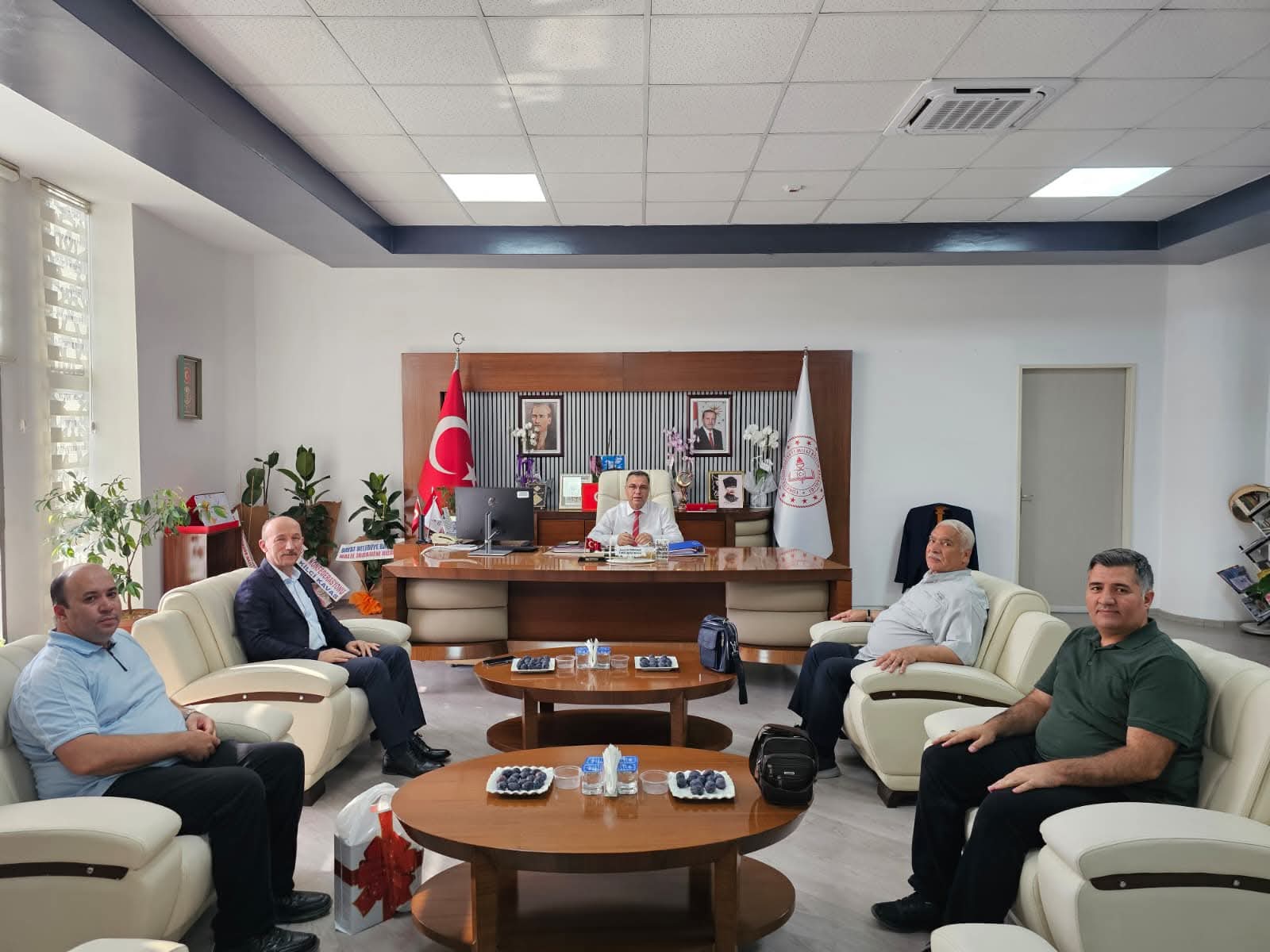 Afyon Eğitim ve Kültür Vakfı Kale Erkek Öğrenci Yurdu olarak Afyonkarahisar İl Milli Eğitim Müdürümüz İsmail ALTINKAYNAK  Hocamıza Hayırlı Olsun Ziyaretinde bulunduk.